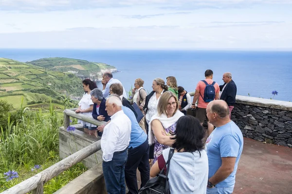 サンミゲル島 アゾレス諸島 2019年6月24日 グリーンローリングヒルズとファーナス近くの大西洋の美しい景色を鑑賞賛するヨーロッパの観光客のグループ — ストック写真