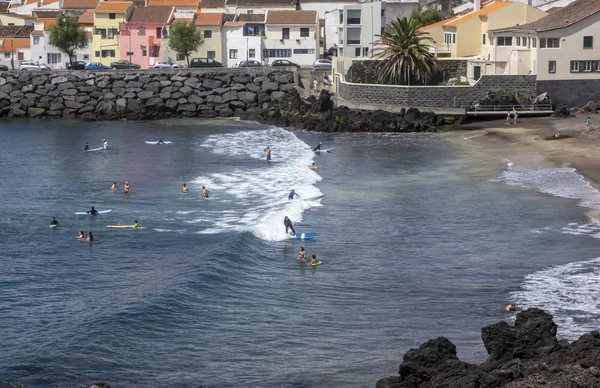Mensen Surfen Zwemmen Een Strand Sao Roque Sao Miguel Island — Stockfoto