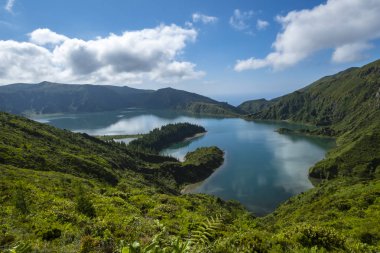 Sao Miguel, Azores, Portekiz'deki Lagoa do Fogo veya Ateş Gölü'nün görünümü
