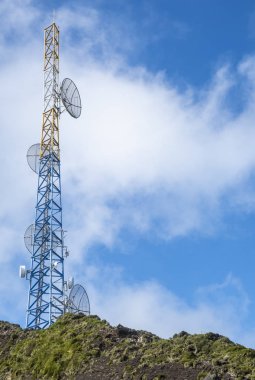 Mavi Gökyüzüne Karşı Bir Dağın TepesindeKi Baz Kulesi