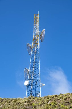 Mavi Gökyüzüne Karşı Bir Dağın TepesindeKi Baz Kulesi