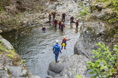 Sao Miguel Adası, Azores - 26 Haziran 2019: Eğitmen ve Bir Grup Yaşlı ve Genç Kanyon