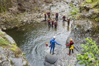 Sao Miguel Adası, Azores - 26 Haziran 2019: Eğitmen ve Bir Grup Yaşlı ve Genç Kanyon