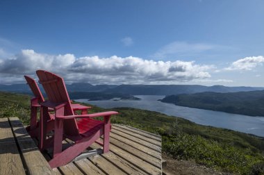 Gros Morne Milli Parkı Newfoundland Lookout Trail Üstüne İki Kırmızı Adirondack Sandalyeler