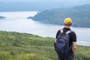 Gros Morne Milli Parkı, Newfoundland Lookout Trail Üstünde Bonne Bay Fiyort Için Man Standing ve Bakan Out