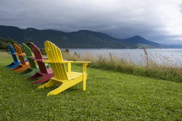 Rząd Jasnych Kolorowych Adirondack Krzesła Stojące Bonne Bay Pochmurny Dzień — Zdjęcie stockowe