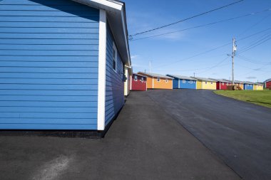 Rocky Harbour, Kanada, 29 Ağustos 2019: Rocky Harbour'daki Renkli Kulübeler Sırası, Gros Morne Ulusal Parkı, Newfoundland