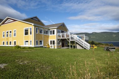 Norris Point, Kanada: 27 Ağustos 2019: Norris Point'teki Neddies Harbour Inn, Gros Morne Ulusal Parkı, Newfoundland