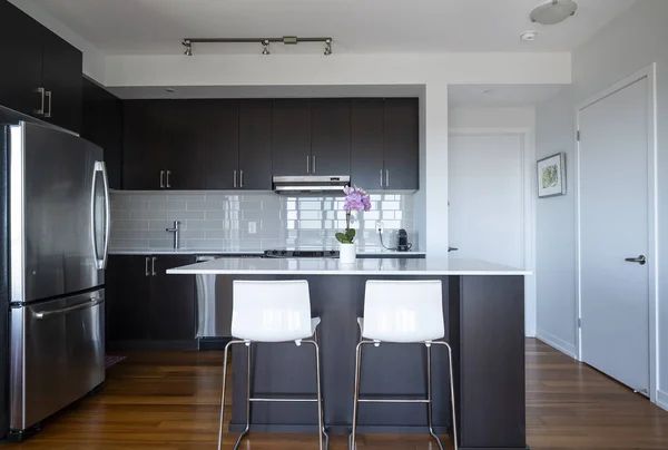 Modern Condo Kitchen Island — Stock Photo, Image