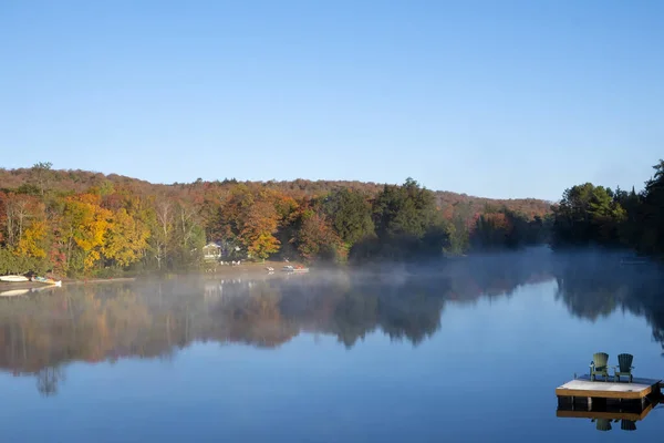 Domki Wzdłuż Oxtongue Lake Wczesnych Porannych Mgły Łagodne Światło Słoneczne — Zdjęcie stockowe