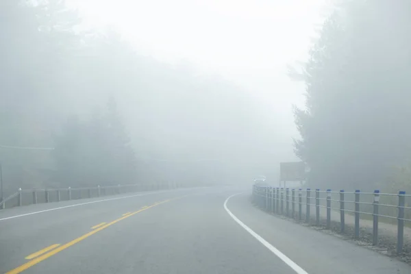 Auto Projíždějící Hustou Mlhou Brzkém Ránu Algonquin Parku — Stock fotografie