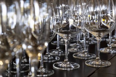 Boş Şarap Kadehlerinin Çeşitli Şekillerde Bir Çubuk Masada Yakın Çekimi