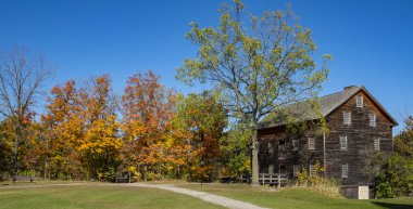 Renkli Sonbahar Yeşilliği ve Ontario Kırsalında Eski Bir Bina