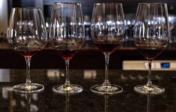 Quatro Copos Cristal Cheios Vinho Tinto Uma Sala Degustação Vinícolas — Fotografia de Stock