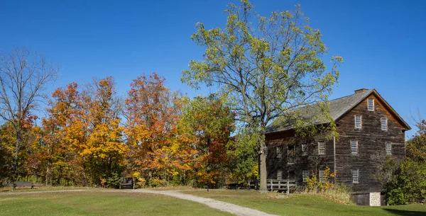 カラフルな紅葉と農村オンタリオ州の古い建物 — ストック写真