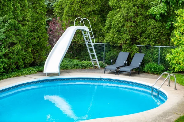 Piscina Sul Retro Con Scivolo Acqua — Foto Stock