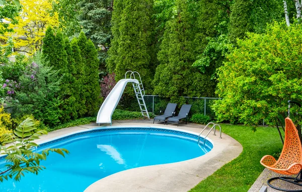 Piscina Del Patio Trasero Con Tobogán Acuático —  Fotos de Stock