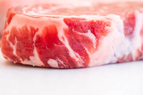 Detailní Záběr Divokého Kance Steak Bílém Hřbetě Nebo Quartz Pultu — Stock fotografie