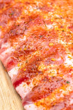 Çiğ Bebek Sırtı Pirzolası. Bitki ve Baharatlarla marine edilmiş.