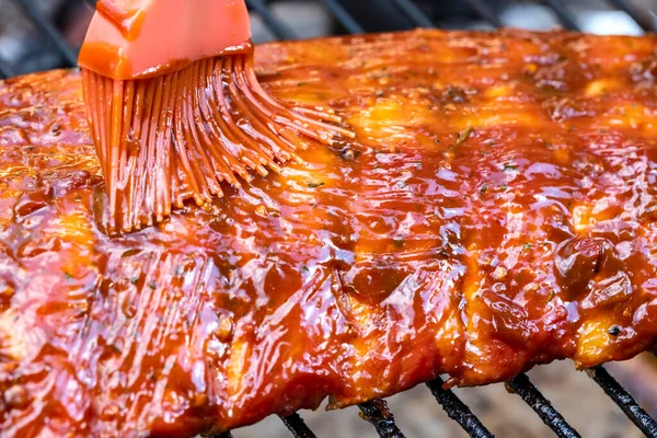 Cepillado Salsa Barbacoa Bastidor Costilla Trasera Del Bebé Una Parrilla — Foto de Stock