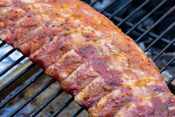 Rack Baby Back Rib Dry Rub Barbecuing Charcoal Grill Closeup — Stock Photo, Image