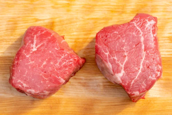 Duas Partes Bifes Lombo Carne Crua Uma Placa Corte Madeira — Fotografia de Stock