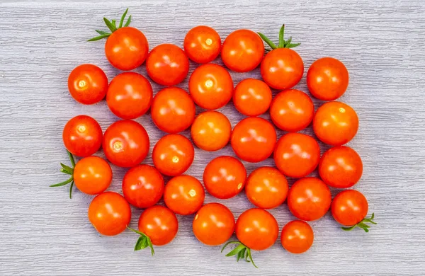 Vista Del Ojo Pájaro Tomates Cherry Recién Recogidos Tablero Gris — Foto de Stock