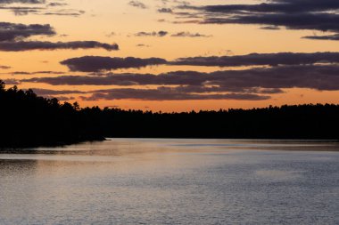 Fransız Nehri Üzerinde Renkli Gün Batımı