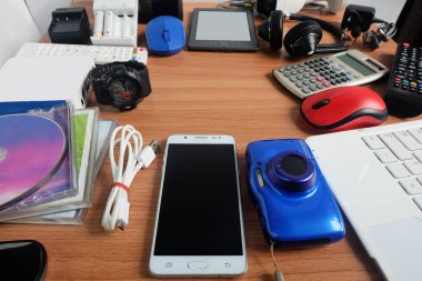 Modern elektronik araçlar ahşap zemin, yeniden kullanım ve geri dönüşüm kavramı, kopya alanı günlük kullanım için kullanılan