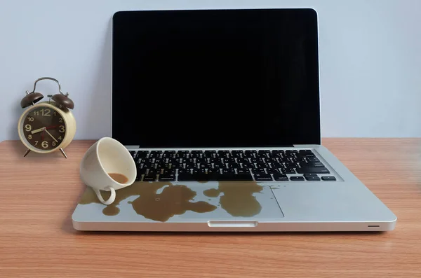 Kaffeetasse Auf Laptop Tastatur Auf Holzboden Verschüttet Unfallcomputerreparaturkonzept — Stockfoto