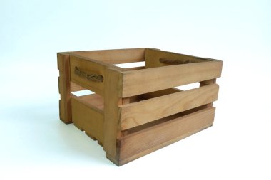 beyaz arkaplanda izole ahşap kutu