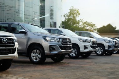 Bangkok, Tayland - 13 Mayıs 2018 satır yeni pikap kamyonlar için satış, Toyota Hilux Revo 2018 showroom,