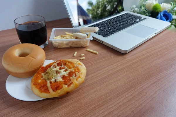 Mangez Des Collations Avec Pain Donut Pizza Eau Cola Pendant — Photo