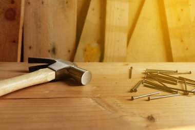 Çekiç, çivi ve ahşap sıcak ışık ile