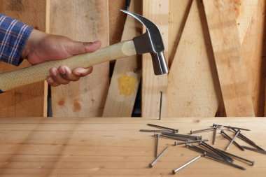 tahta çivi çekiç vurmak