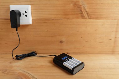 Pil boyutu üzerinde ahşap masa şarj edilebilir Aa pil şarj cihazı