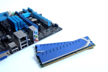 Yakın çekim ram ve anakart, beyaz arka plan üzerinde parçalar bilgisayar pc