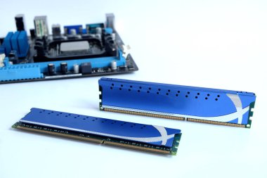 Yakın çekim ram ve anakart, beyaz arka plan üzerinde parçalar bilgisayar pc
