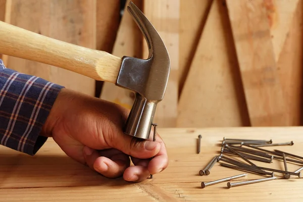 çekiç parmak isabet çivi vurmak yok