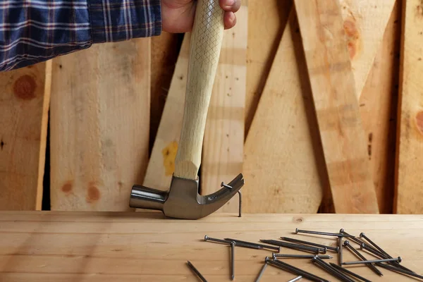 Tahta çiviye Bend kaldırmak için çekiç