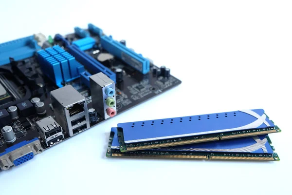 Yakın çekim ram ve anakart, beyaz arka plan üzerinde parçalar bilgisayar pc