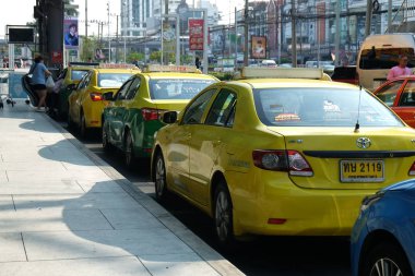 Bangkok, Tayland - 14 Mart 2018: taksi yolcu için bekliyor. Seacon Meydanı Mağazası önü