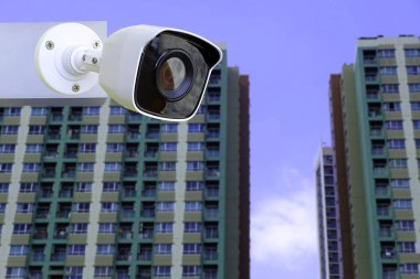 Closeup Cctv kamera güvenlik bulanık yapı kule mavi gökyüzü ile en