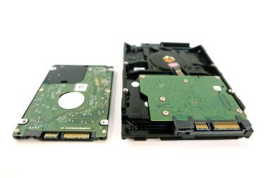 Beyaz arka plan üzerinde izole masaüstü ve dizüstü bilgisayar için dahili sabit Disk sürücüsü iki boyutları