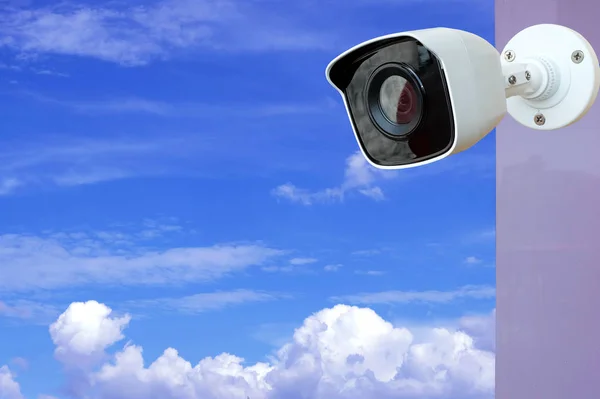 Cctv Câmera Segurança Céu Azul Nuvens Fundo — Fotografia de Stock