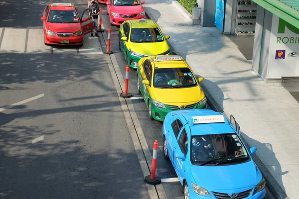 Bangkok, Tayland - 14 Mart 2018: taksi yolcu için bekliyor. Seacon Meydanı Mağazası önü
