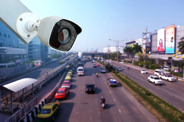 市内の道路のぼかしで屋外セキュリティの Cctv カメラをクローズ アップ — ストック写真