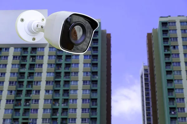 Closeup Cctv Camera Säkerhet Suddig Byggnad Tower Med Blå Himmel — Stockfoto