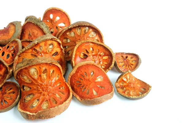  beyaz zemin üzerine kurutulmuş bael meyve dilimleri