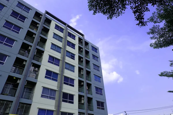 Gebouw Met Blauwe Lucht Bomen — Stockfoto